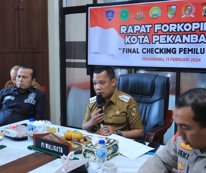 Pj Wali Kota Pekanbaru Muflihun saat memimpin rapat pemeriksaan akhir persiapan Pemilu di ruang rapat Kantor Forkopimda, Selasa (13/2/2023). Foto: Istimewa.