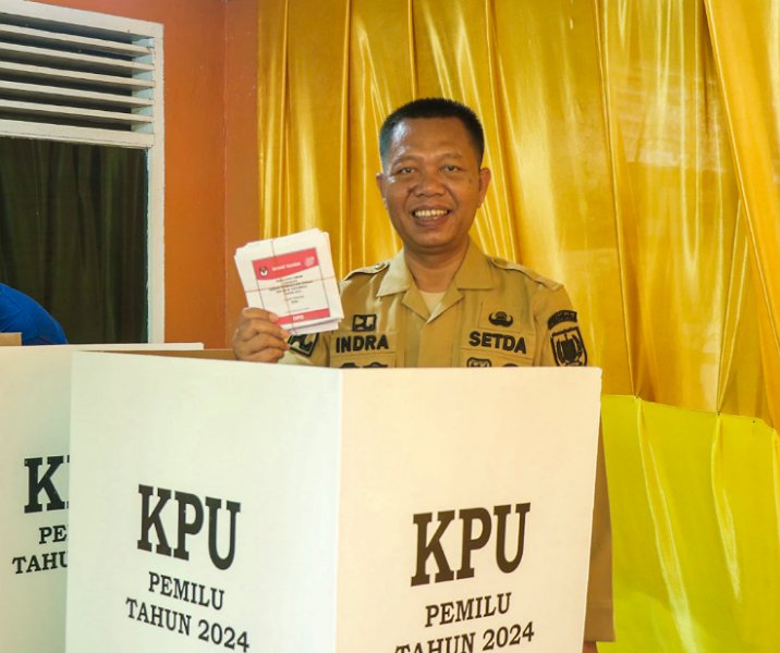 Sekdako Pekanbaru Indra Pomi Nasution saat mencoblos surat suara di TPS 19, Tangkerang Tengah, Rabu (14/2/2024). Foto: Istimewa.