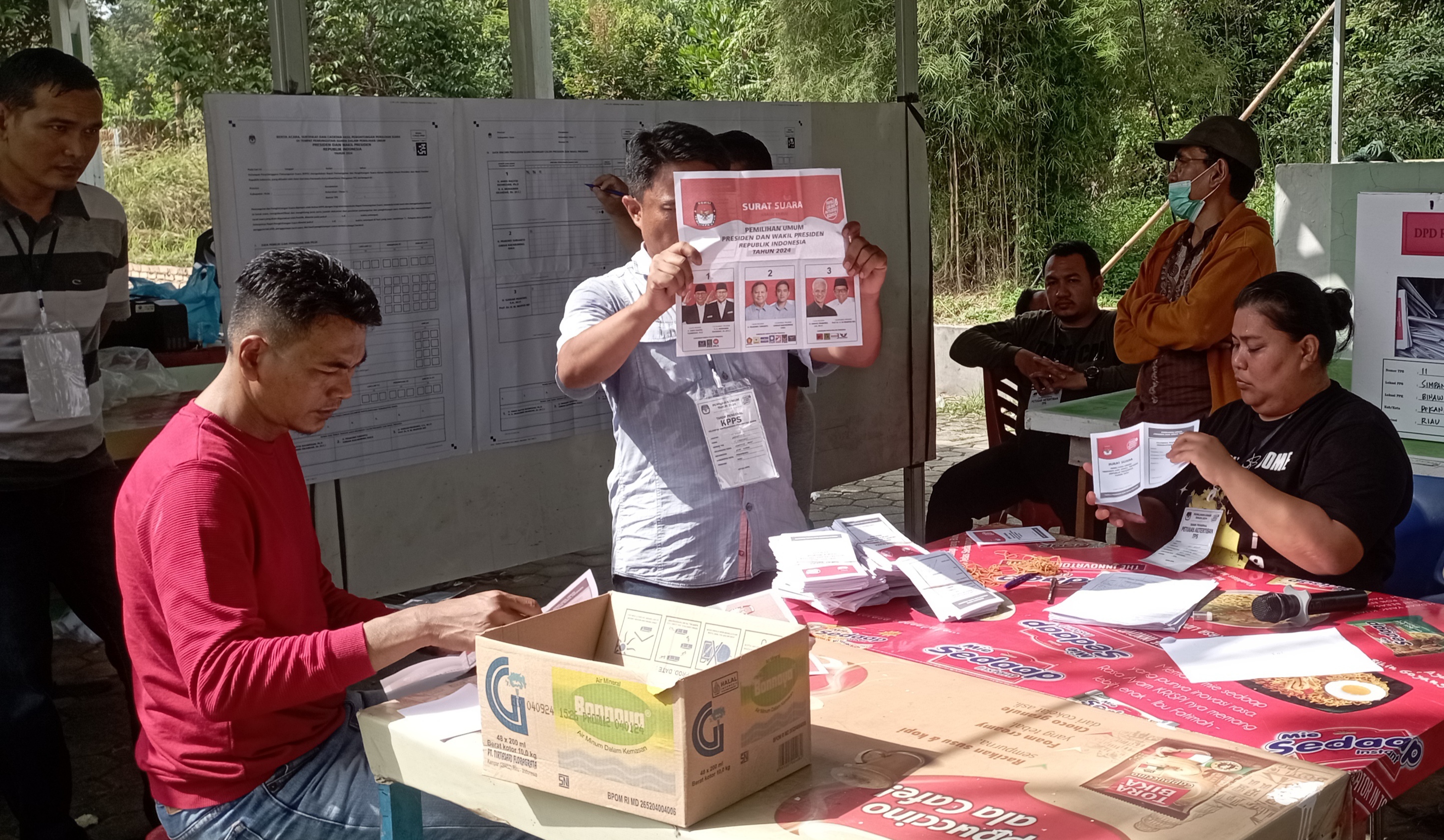 Proses penghitungan surat suara capres dan cawapres di TPS 11 Kelurahan Simpang Baru Kecamatan Binawidya Pekanbaru