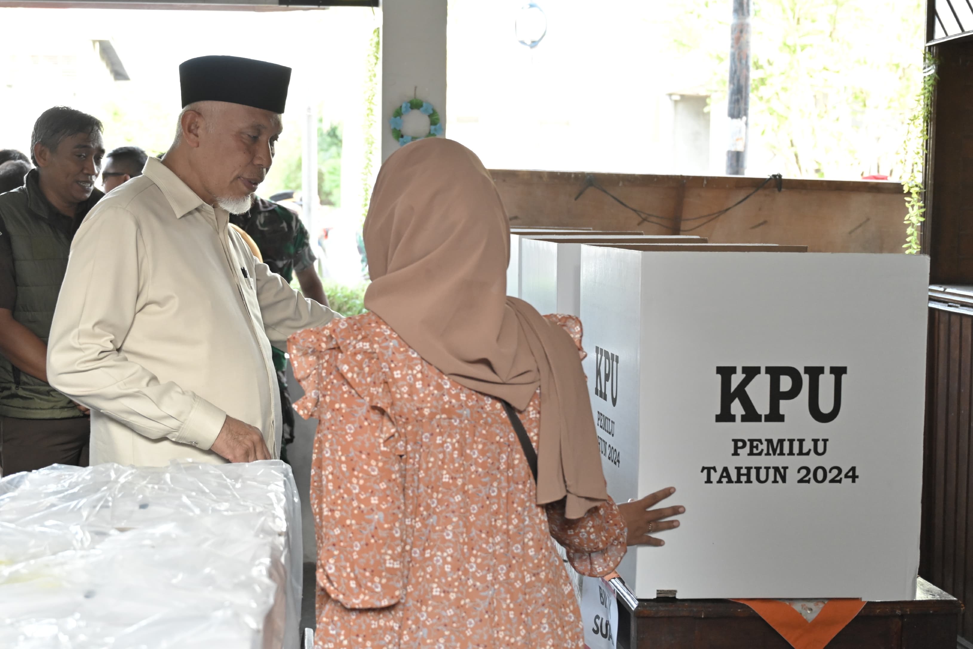 Gubernur Sumatera Barat, Mahyeldi Ansharullah saat menyalurkan hal suaranya di Pemilu 2024/Infopublik