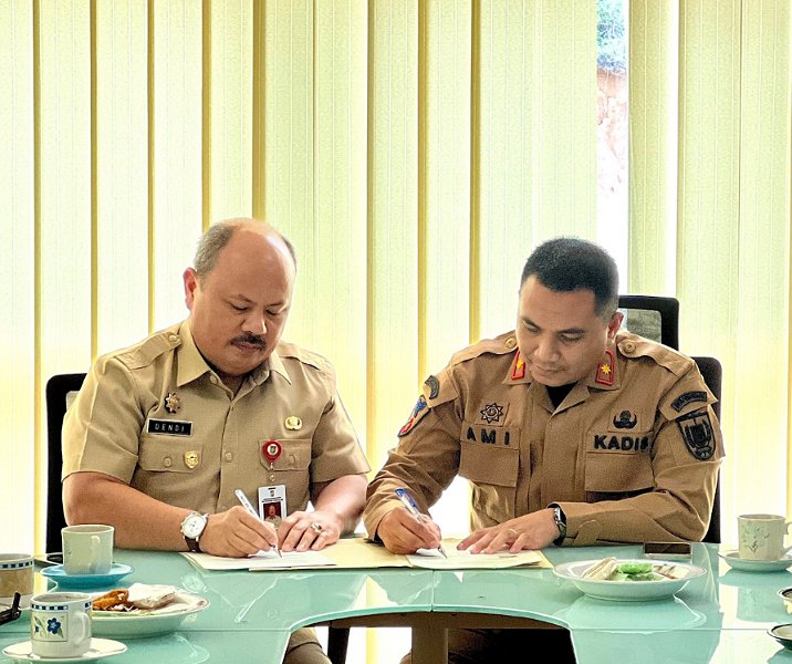 Kepala Disperindag Pekanbaru Zulhelmi Arifin bersama Diskop UKM Kampar menandatangani kerja sama. Foto: Istimewa.