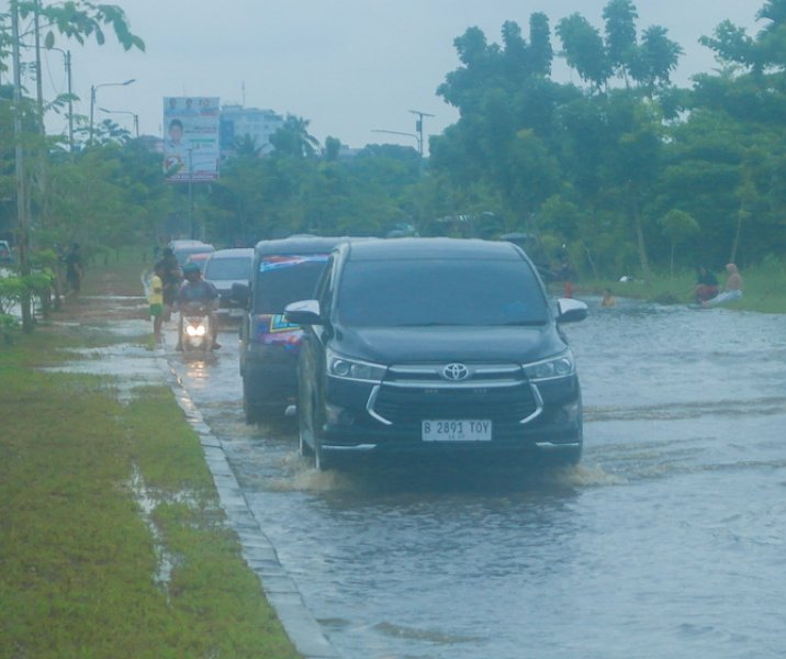 Jalan Jenderal Sudirman di Kelurahan Meranti Pandak masih banjir akibat luapan sungai Siak. Foto: Surya/Riau1.