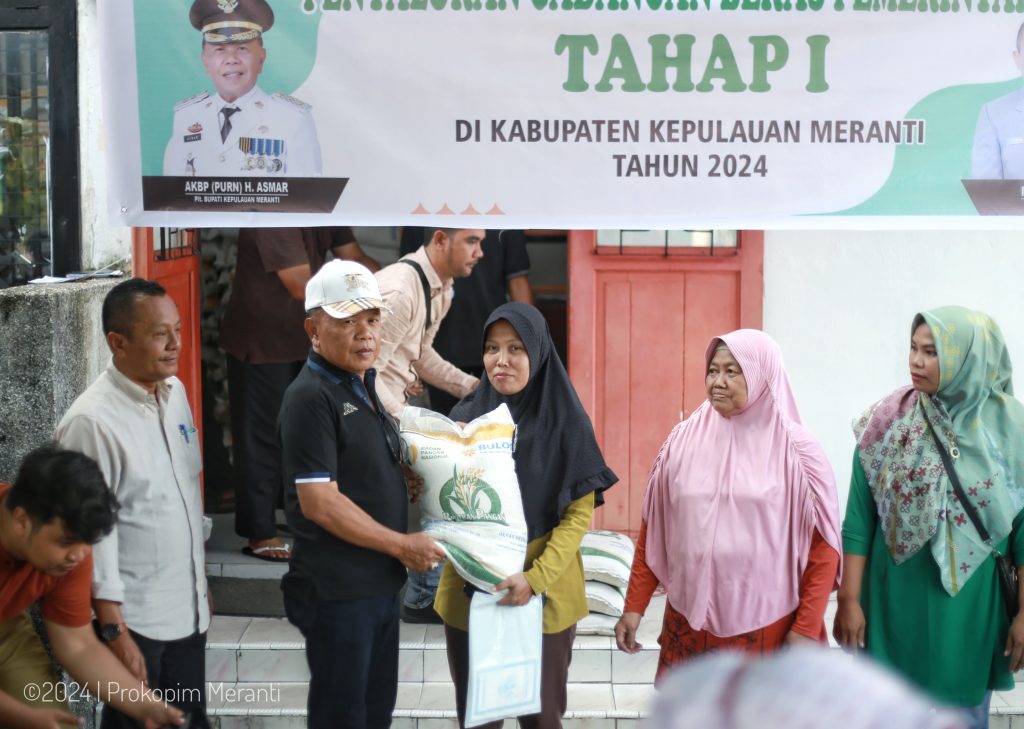 Penyerahan Pangan Cadangan Beras Pemerintah di Meranti