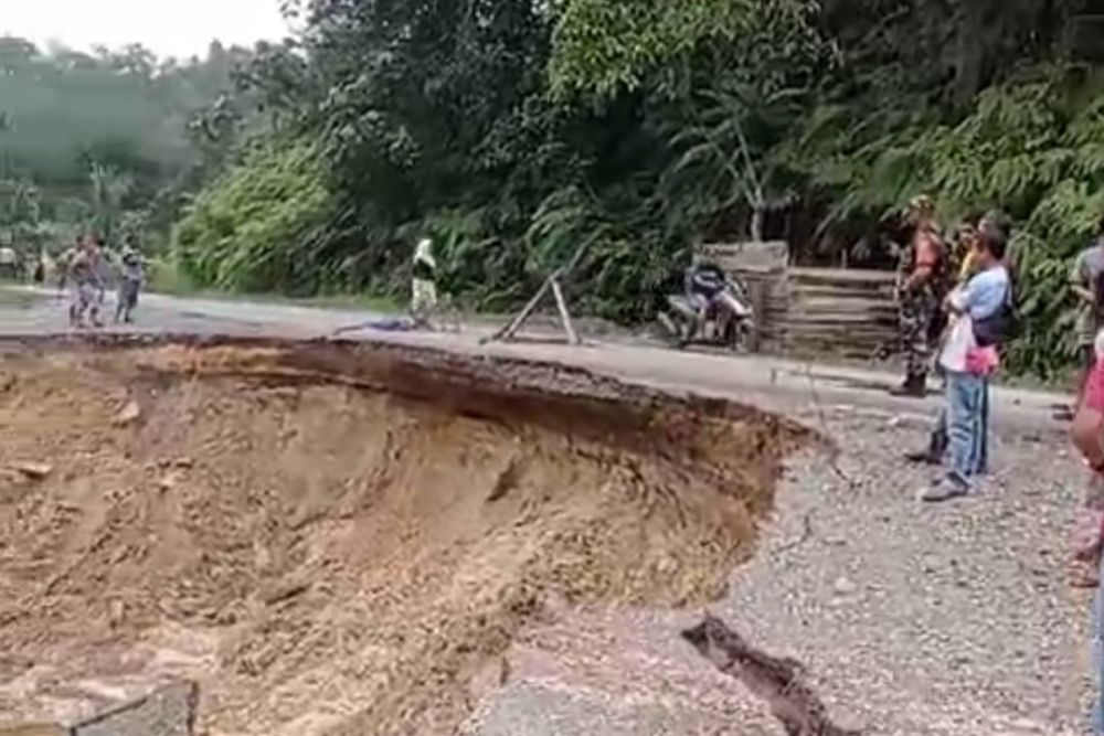 Badan jalan di Kuansing yang terdampak longsor