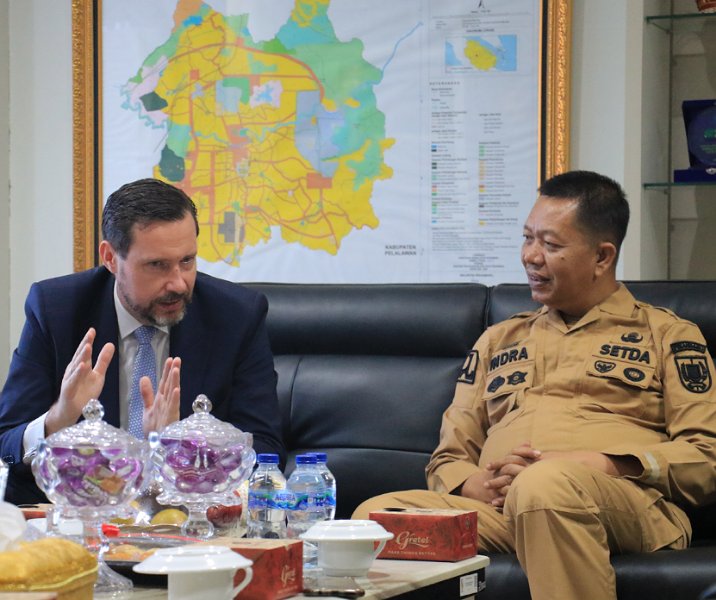 Sekdako Pekanbaru Indra Pomi Nasution berbincang dengan perwakilan Kedubes Polandia di ruang kerjanya, Senin (19/2/2024). Foto: Istimewa.