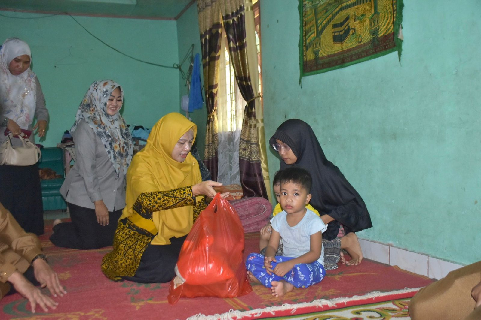 Penyerahan bantuan bagi anak penderita stunting di Kuok Kampar