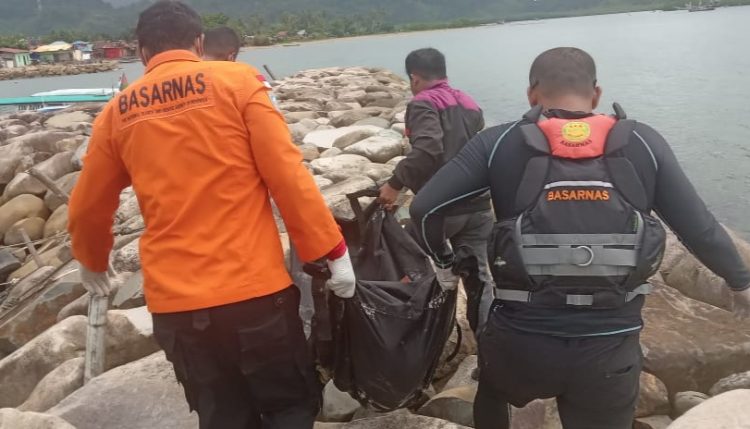 Evakuasi korban tenggelam di Kawasan Pulau Pagang Sumbar/Katasumbar