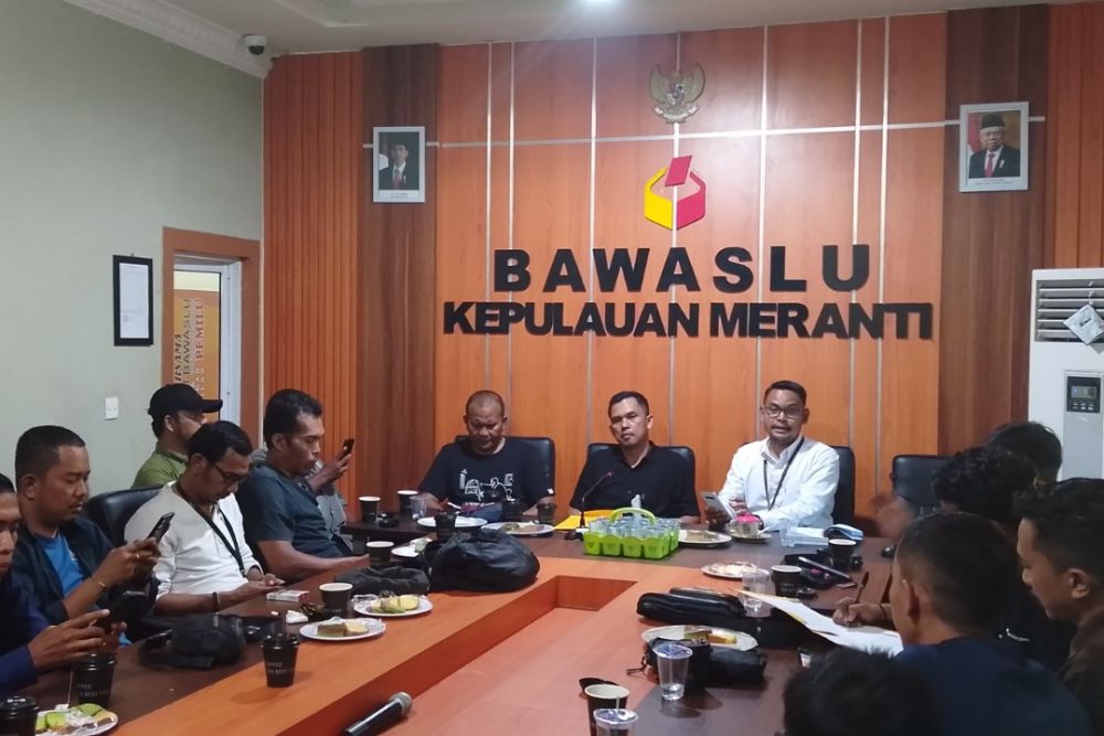 Konferensi Pers Bawaslu Kepulauan Meranti