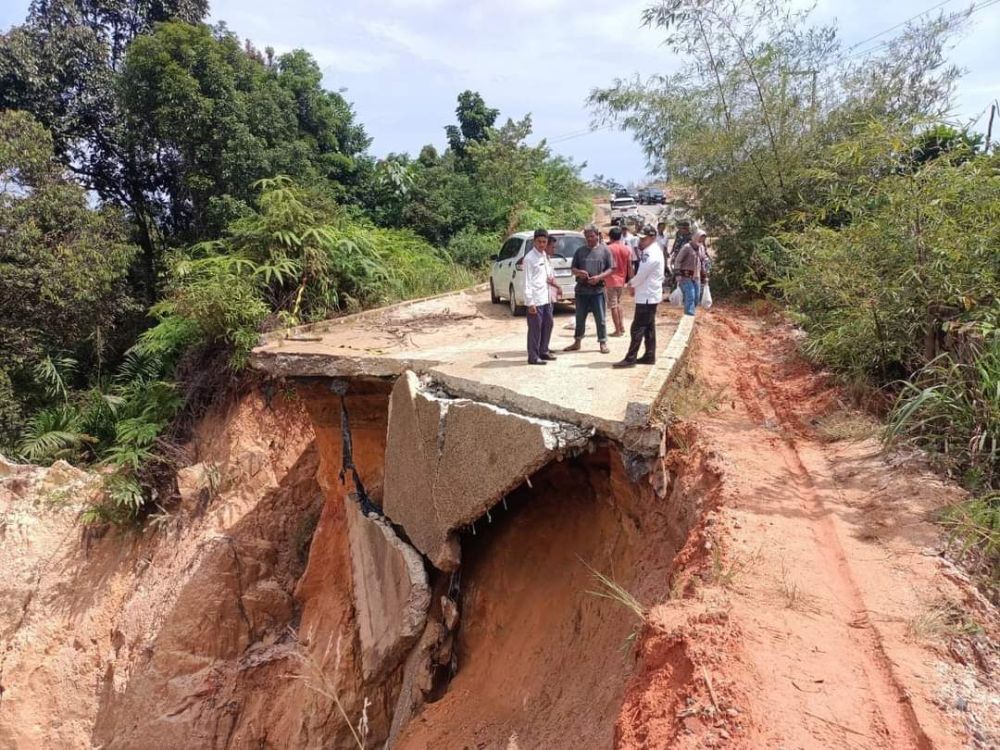 Jalan di Rohul putus akibat longsor