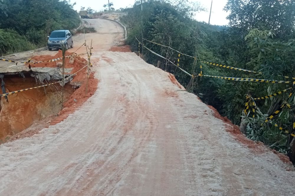 Perbaikan jalan longsor di Desa Rokan Koto Ruang, Kecamatan Rokan IV Koto, Rokan Hulu