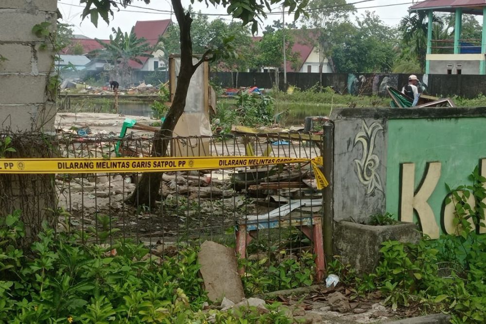 Pusat Kuliner Kelapa Gading Tembilahan yang ditutup dan dipasang garis dilarang melintas