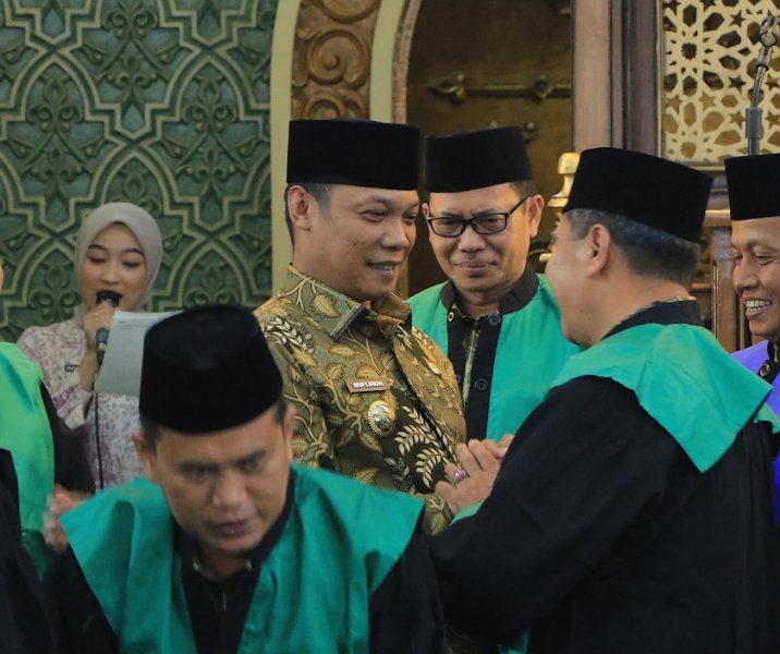 Pj Wali Kota Pekanbaru Muflihun bersalaman dengan para dewan hakim MTQ usai prosesi pelantikan di Masjid Paripurna Ar Rahman pada 23 Februari 2024. Foto: Istimewa.