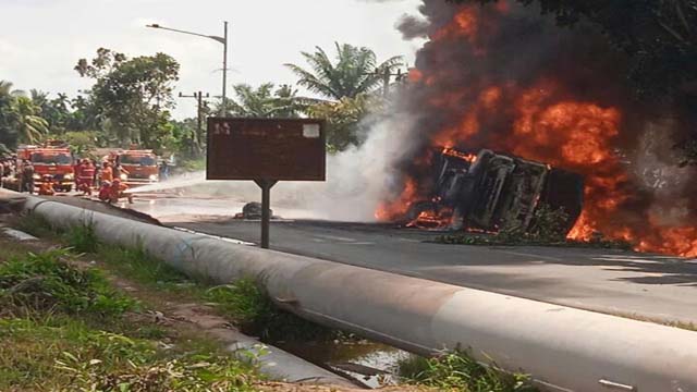 Truk Tangki BBM Terbakar di Dumai