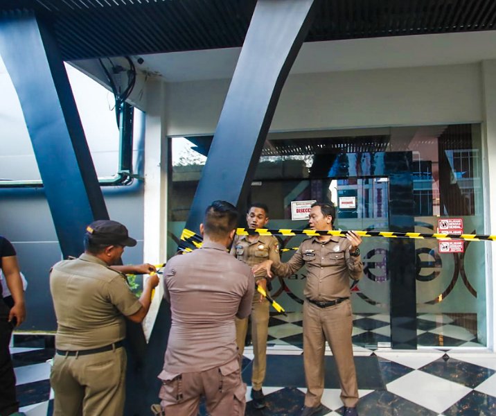 Petugas Satpol PP Pekanbaru saat menyegel tepat hiburan malam Axelle Pub dan KTV di Kompleks Panam Center, Senin (26/2/2024). Foto: Istimewa.