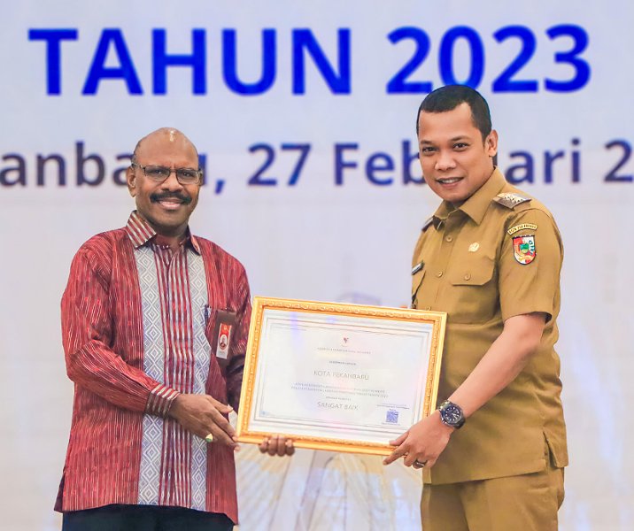 Pj Wali Kota Pekanbaru Muflihun menerima penghargaan sangat baik dalam pengisian jabatan pimpinan tinggi dari KASN di Hotel Grand Central, Selasa (27/2/2024). Foto: Istimewa.