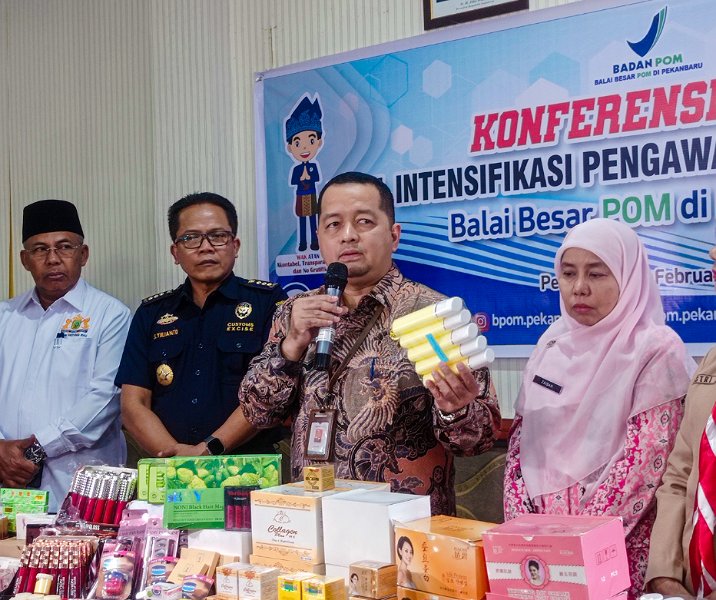 Kepala BBOM Pekanbaru Alex Sander menunjukkan kosmetik ilegal hasil intensifikasi pengawasan produk kosmetik saat konferensi pers, Kamis (29/2/2024). Foto: Surya/Riau1.