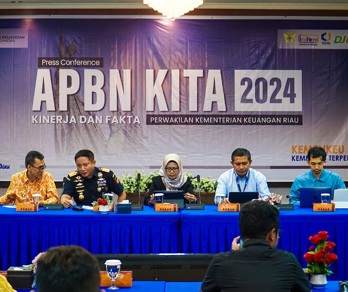 Konferensi pers terkait target DJP Kanwil Riau tahun 2024. Foto: Istimewa.