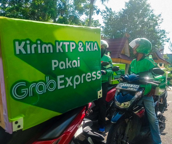 Pengendara Grab saat akan mengantar KTP dan KIA ke warga Pekanbaru. Foto: Surya/Riau1.