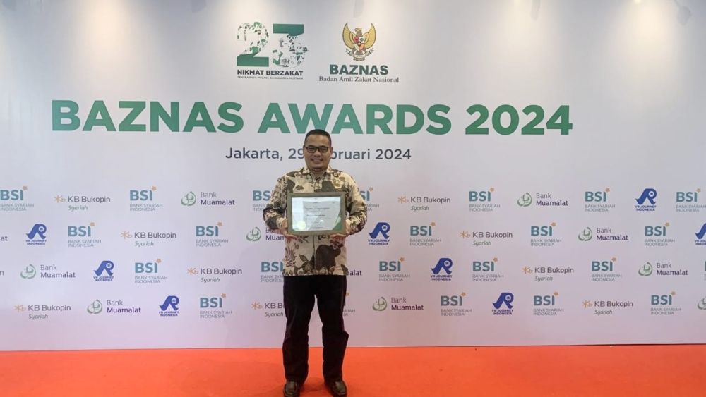 Wakil Ketua III Baznas Provinsi Riau, H Mester Hasuhunan usai terima anugerah
