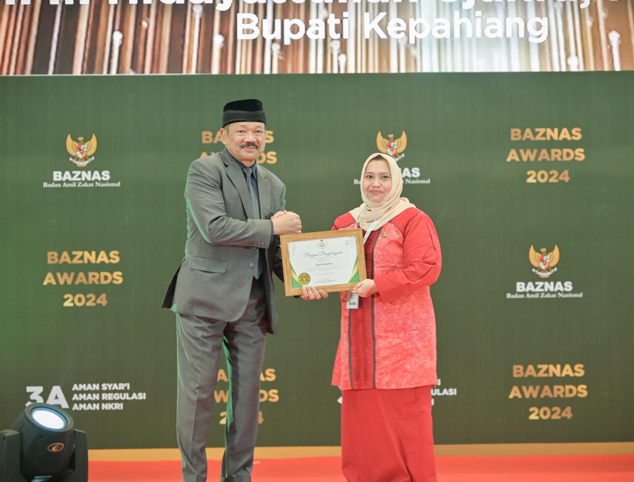 Bupati Bengkalis, Kasmarni terima Anugerah Baznas Award