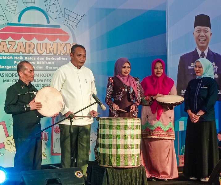 Dari kiri: Kepala Diskop UKM Sarbaini, Asisten II Ingot Ahmad Hutasuhut, dan Ketua Perkom UMKM Raja Rilla Muflihun saat meresmikan Bazar UMKM di Mal Ciputra, Jumat (1/3/2024). Foto: Surya/Riau1.