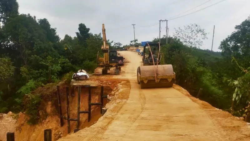 Perbaikan jalan longsor di Rokan Hulu