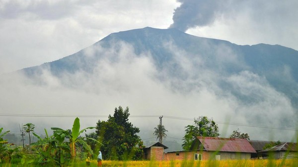 Gunung Marapi tampak dari kejauhan/Antara