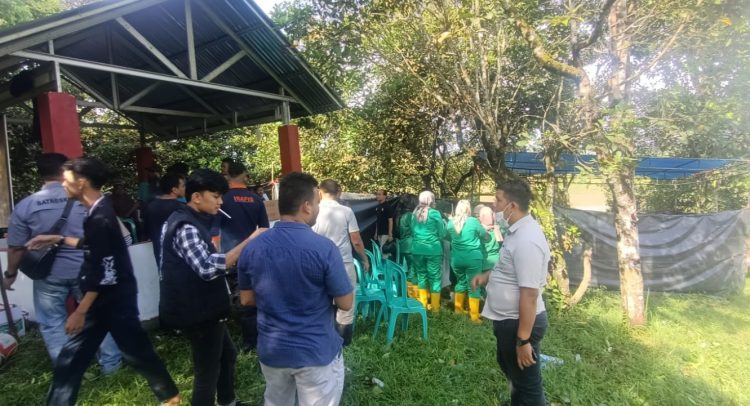 Pembongkaran makam korban setrum di Pesisir Selatan