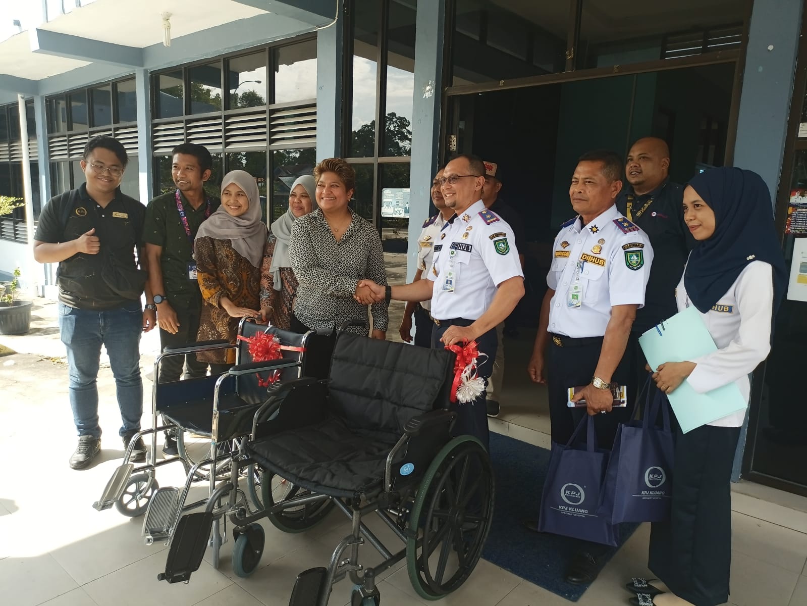 Mempermudah Jika Ada Pasian, Dinas Perhubungan Bengkalis Terima 10 Kursi Roda dari KPJ Malaysia.