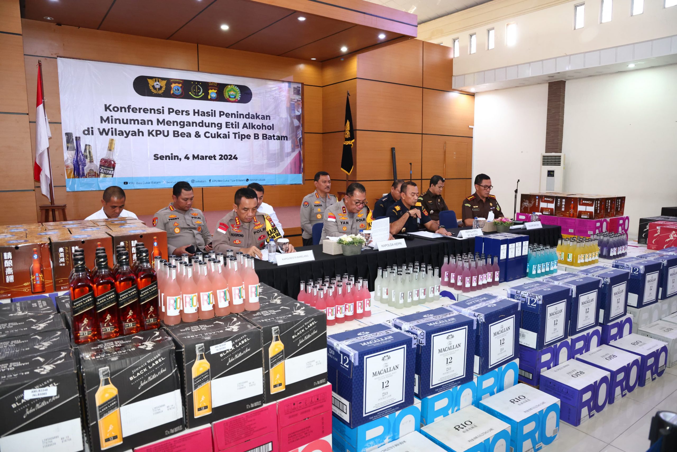 Konferensi Pers Kasus Penyelundupan Minuman Beralkohol/KepriDays.co.id
