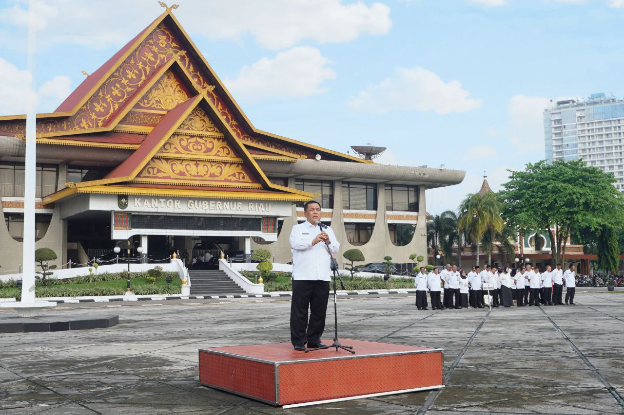 Pj Gubernur Riau, SF Hariyanto saat apel pagi di halaman kantor Gubernur Riau