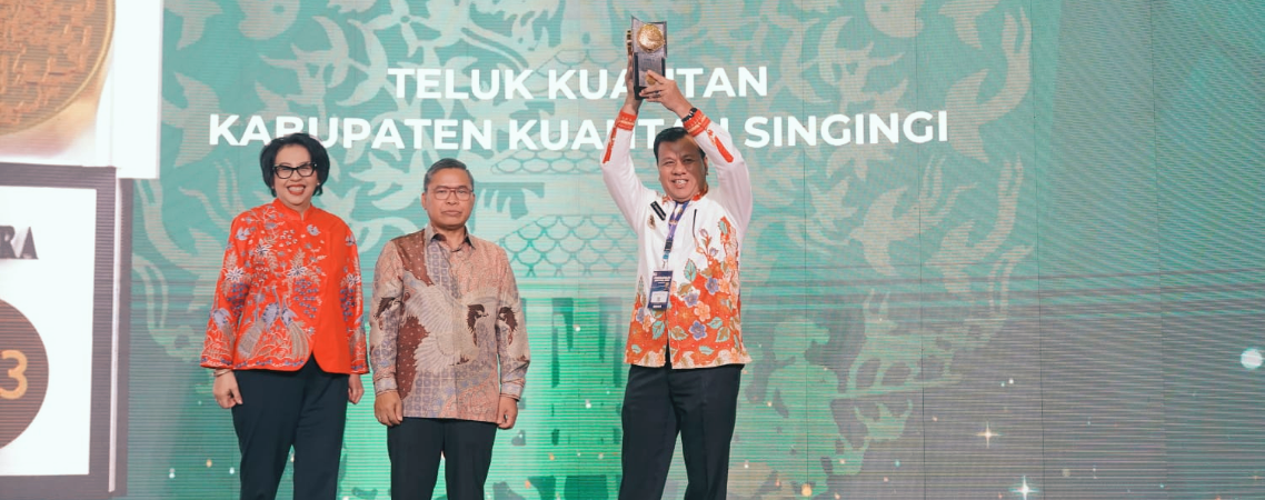 Bupati Kuansing, Suhardiman Amby saat menerima Piala Adipura