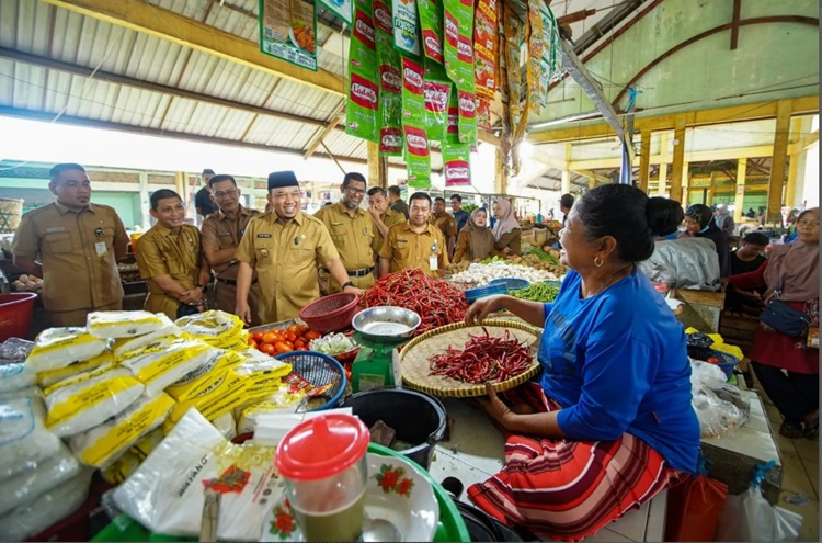 Wakil Bupati Siak, Husni Merza tinjau salah satu pasar tradisional