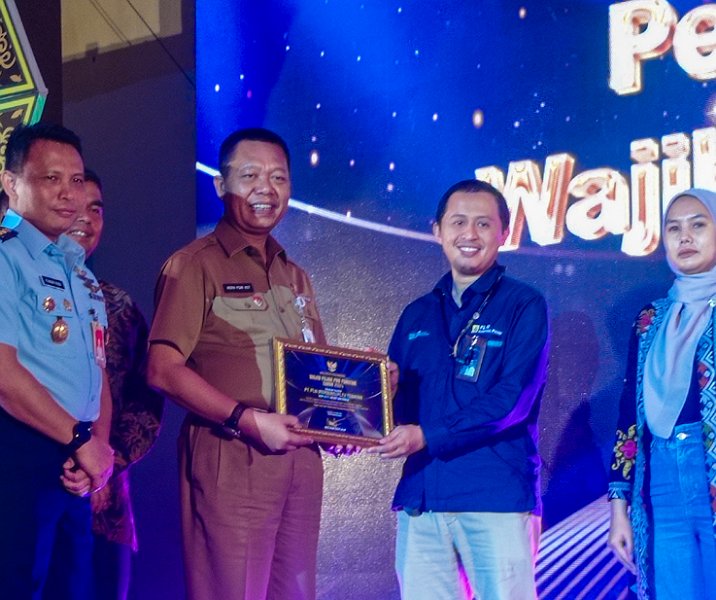 Sekdako Pekanbaru Indra Pomi Nasution saat menyerahkan penghargaan kepada PT PLN PLTU Tenayan Raya sebagai pembayar PBB-P2 di awal tahun 2024. Foto: Surya/Riau1.