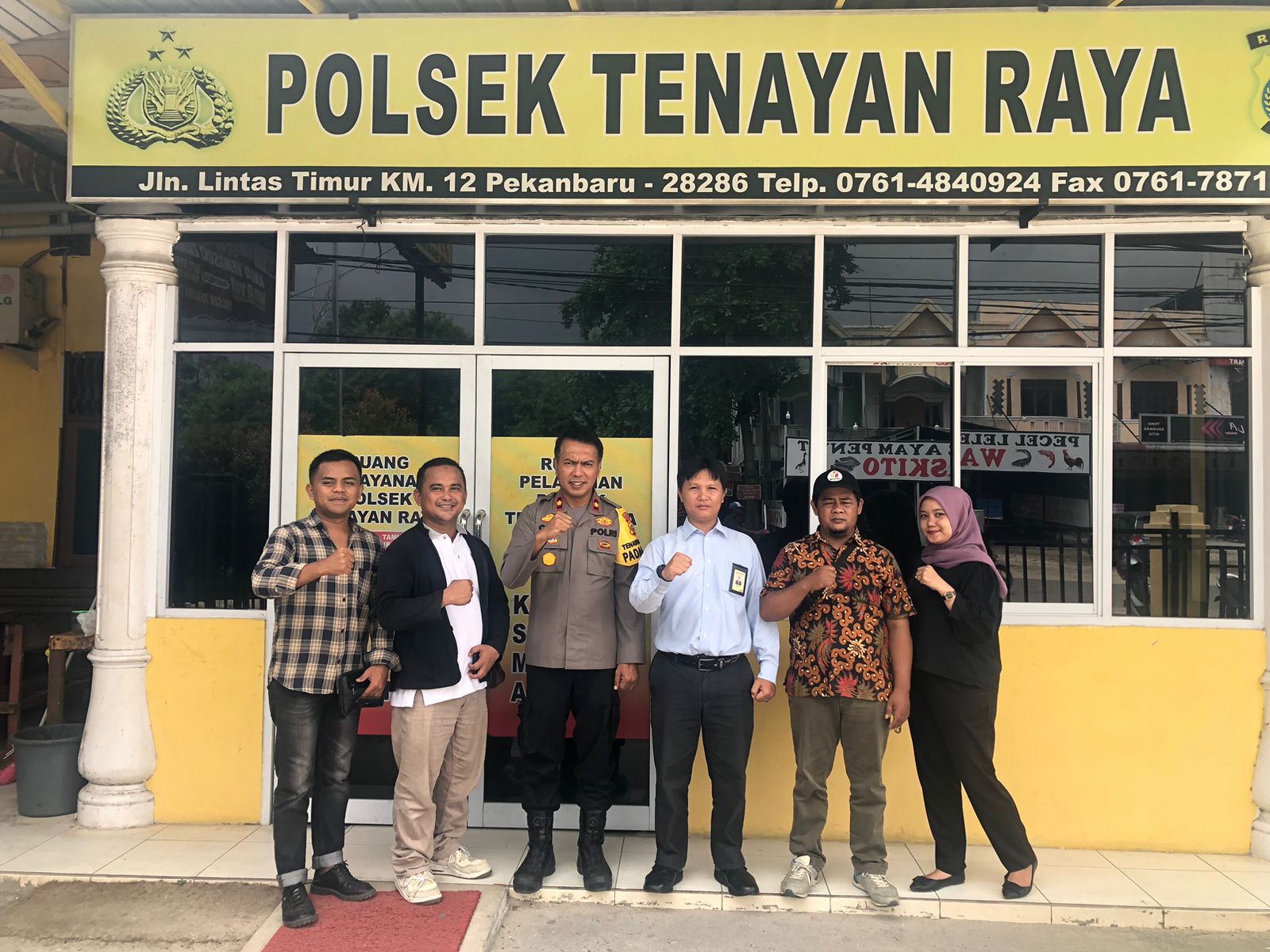 Ketua Panwaslu Kecamatan Kulim, Abuzar SH dan jajaran usai menyerahkan penghargaan kepada Kapolsek Tenayan Raya, Kompol Oka M Syahri