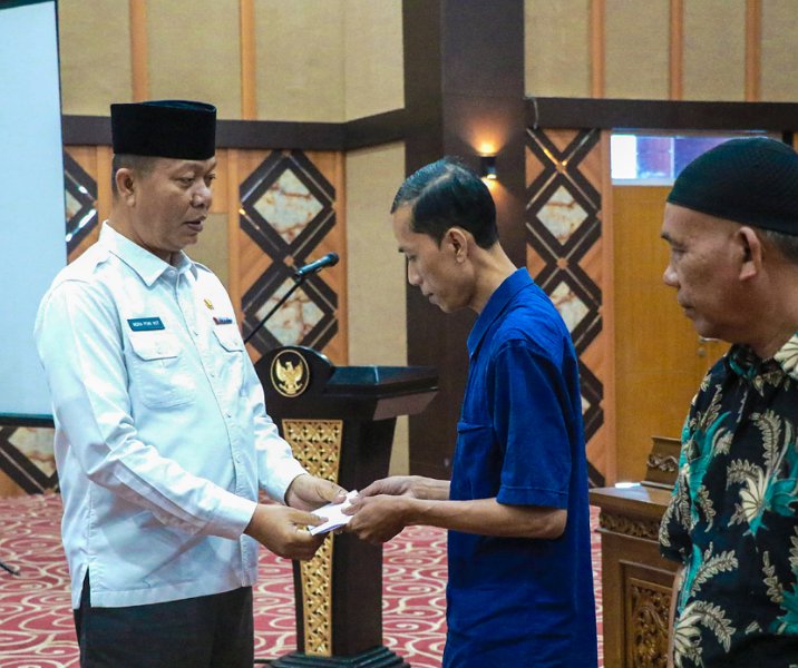 Sekdako Pekanbaru Indra Pomi Nasution menyerahkan uang zakat dari Baznas kepada THL. Foto: Istimewa.