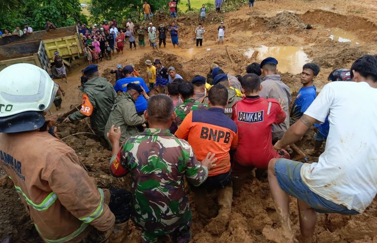 Evakuasi korban longsor di Padang Pariaman/Katasumbar