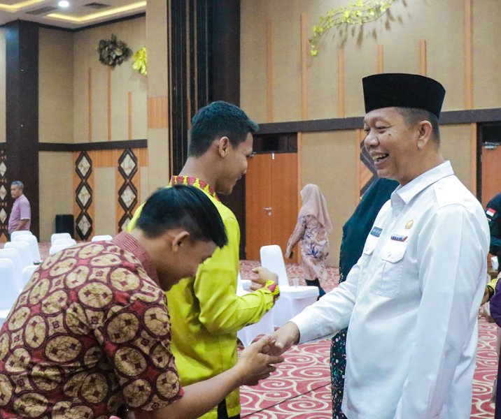 Sekdako Pekanbaru Indra Pomi Nasution bermaaf-maafan dengan THL penerimaan zakat jelang Ramadan. Foto: Istimewa.