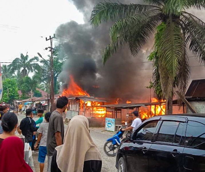 Kebakaran rumah warga Kelurahan Muara Fajar Barat pada 9 Maret 2024. Foto: Istimewa.