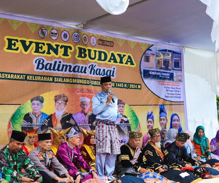 Pj Wali Kota Pekanbaru Muflihun saat membuka acara Balimau Kasai di Jalan Cipta Karya, Minggu (10/3/2024). Foto: Istimewa.