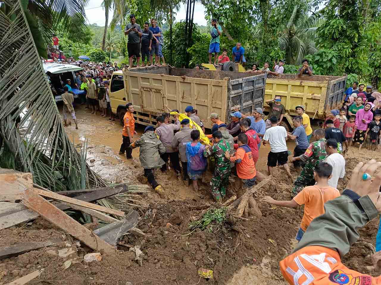 Evakuasi korban banjir dan longsor di Sumatera Barat