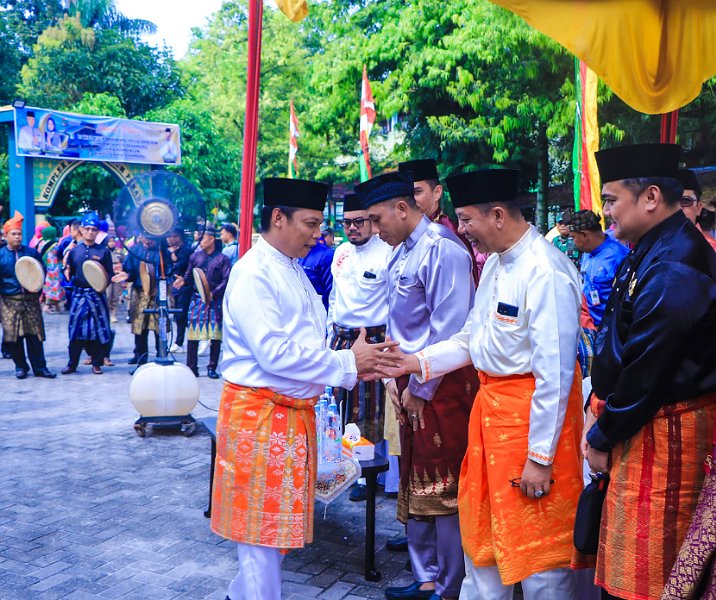 Pj Wali Kota Pekanbaru Muflihun saat akan berziarah ke Makam Marhum Pekan, Senin (11/3/2024). Foto: Istimewa.