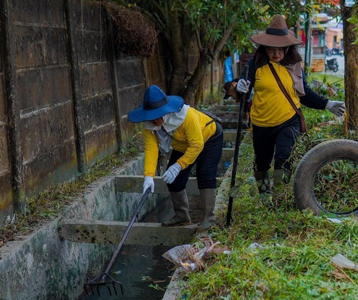 Pekerja Dinas PUPR Pekanbaru saat membersihkan drainase Jalan Soebrantas pada 4 Maret 2024. Foto: Istimewa.