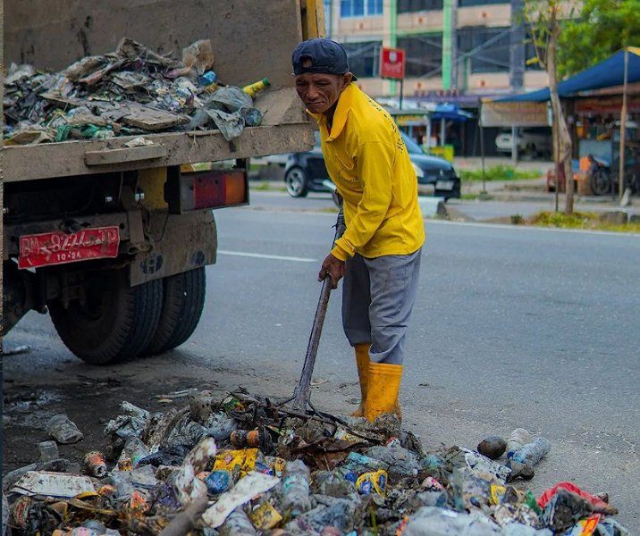 Pekerja Dinas PUPR Pekanbaru memindahkan sampah plastik ke dalam truk pada 2 Maret 2024. Foto: Istimewa.
