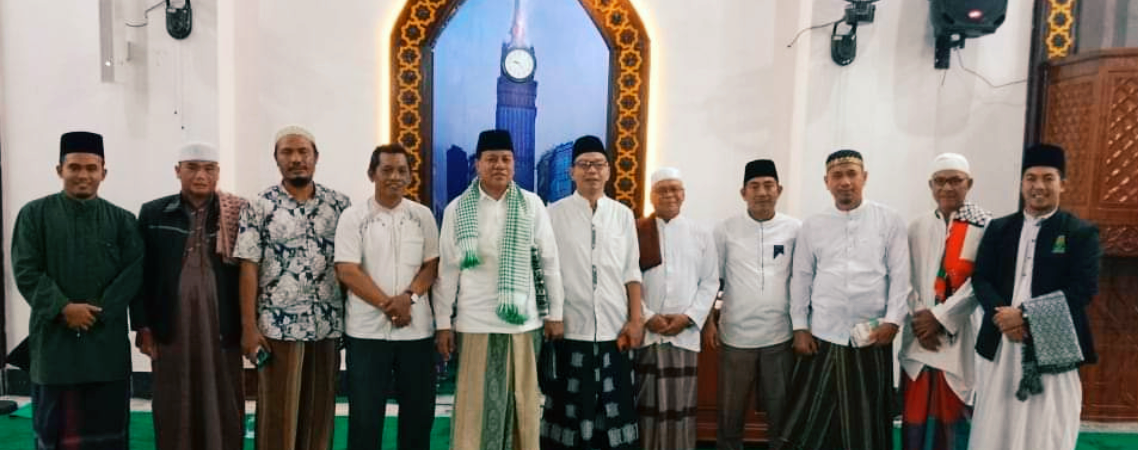 Bupati Kuansing, Suhardiman Amby usai salat tarawih