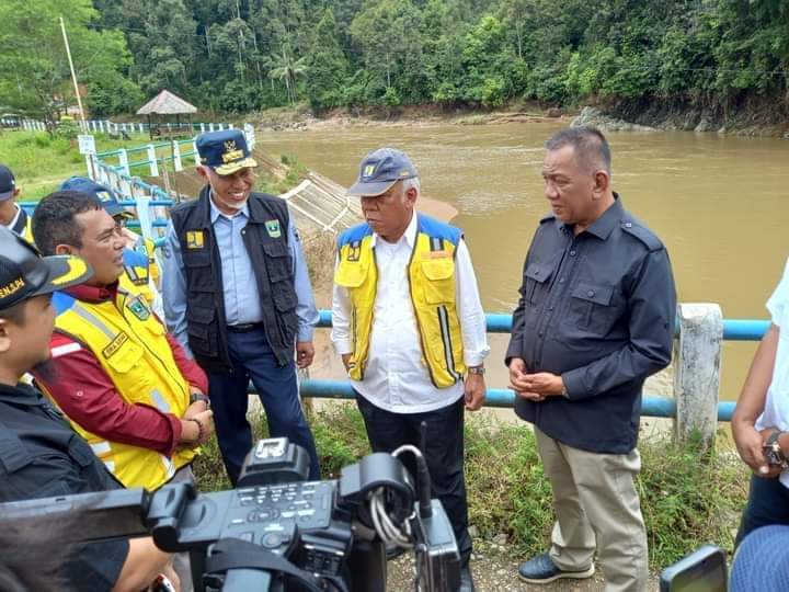 Menteri PUPR, Basuki Hadimuljono saat tinjau kawasan terdampak banjir bandang di Pesisir Selatan Sumbar