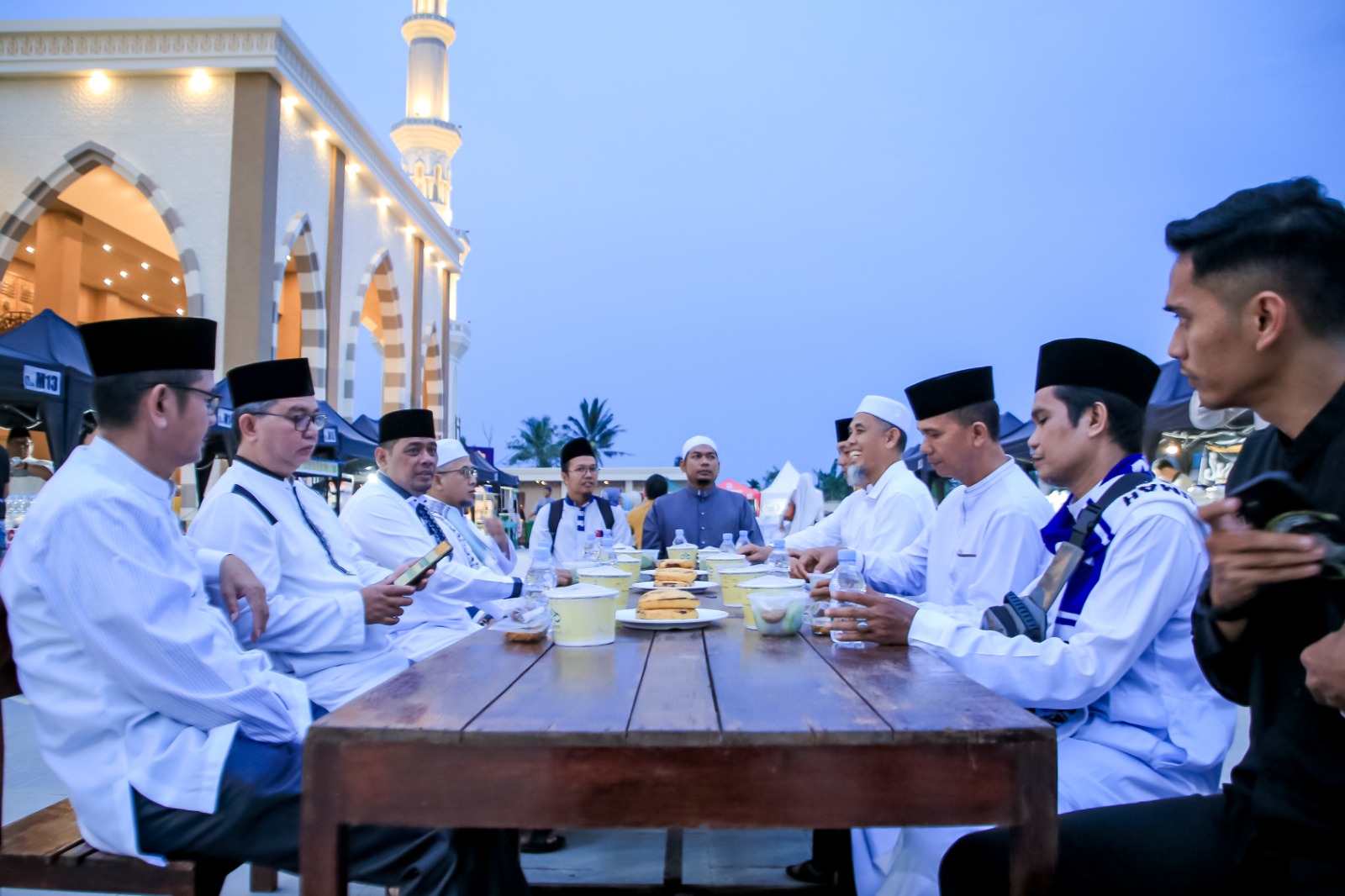 Suasana berbuka puasa bersama di Dumai Islamic Center