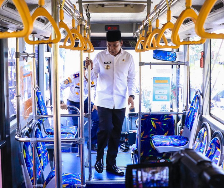 Pj Wali Kota Pekanbaru Muflihun meninjau bus TMP khusus ASN di Kompleks Perkantoran Tenayan Raya, Rabu (13/3/2024). Foto: Istimewa.