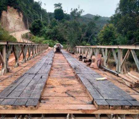 Jembatan bailey di jalan longsor di Desa Rokan Koto