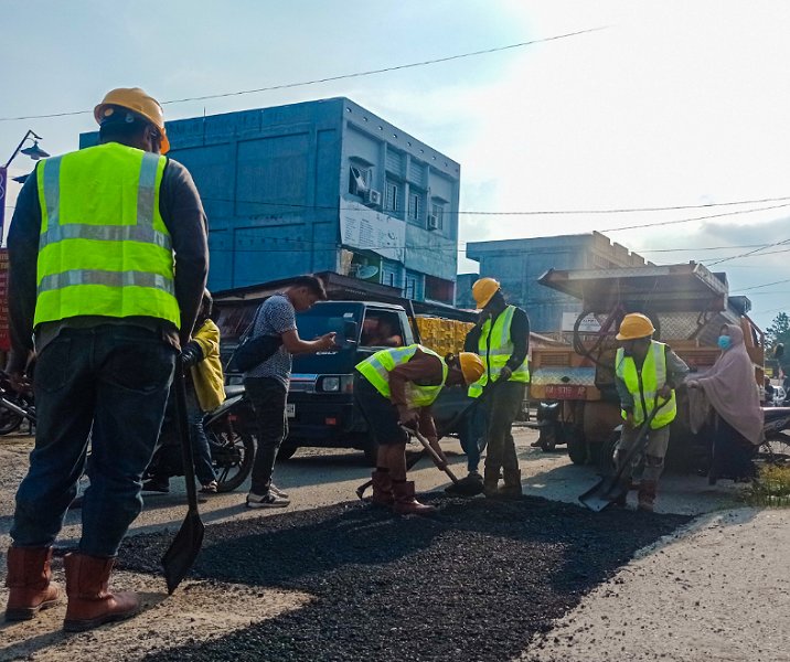 Proses perbaikan jalan di Pekanbaru beberapa pekan lalu. Foto: Istimewa.